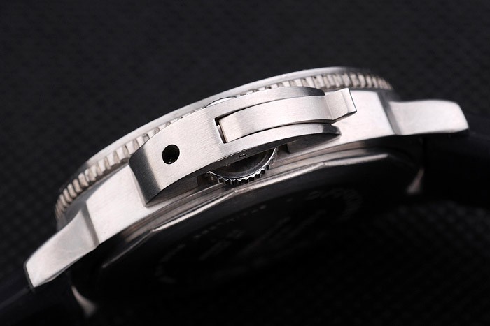 440-grade stainless steel.Bracelet: high grade rubber